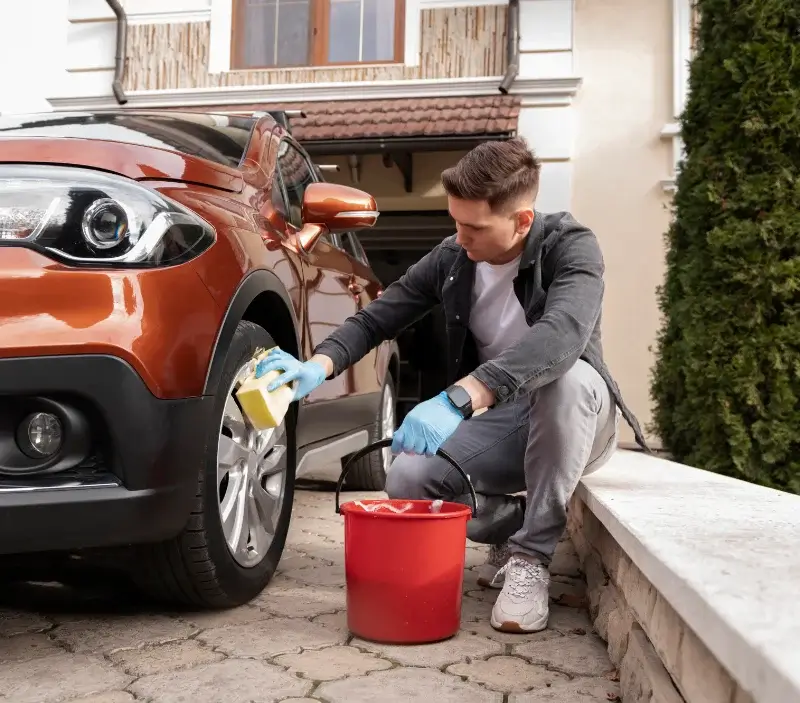 Lavage auto à domicile Vallières-sur-Fier : professionnel intervenant sur un véhicule